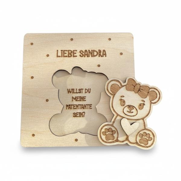 Quadratische Holzkarte aus Birkensperrholz mit herausnehmbarem Tiermotiv und individueller Namensgravur